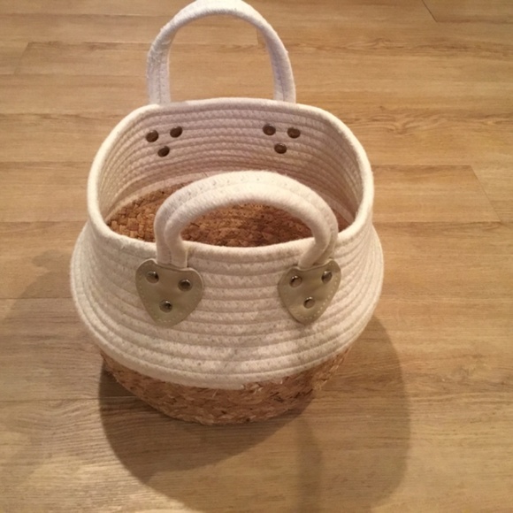 Small Natural Basket With Handles - Picture 3 of 6
